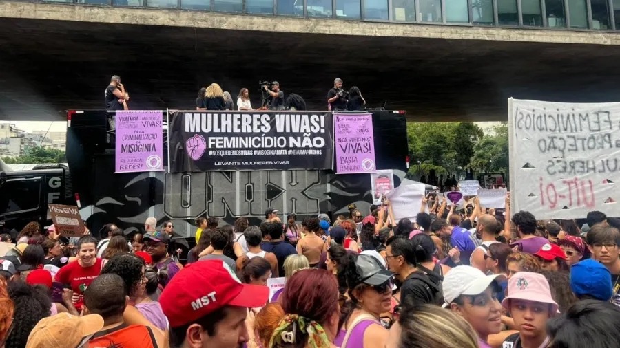 Ato contra feminic�dio re�ne quase 7 vezes mais pessoas que o pr�-anistia