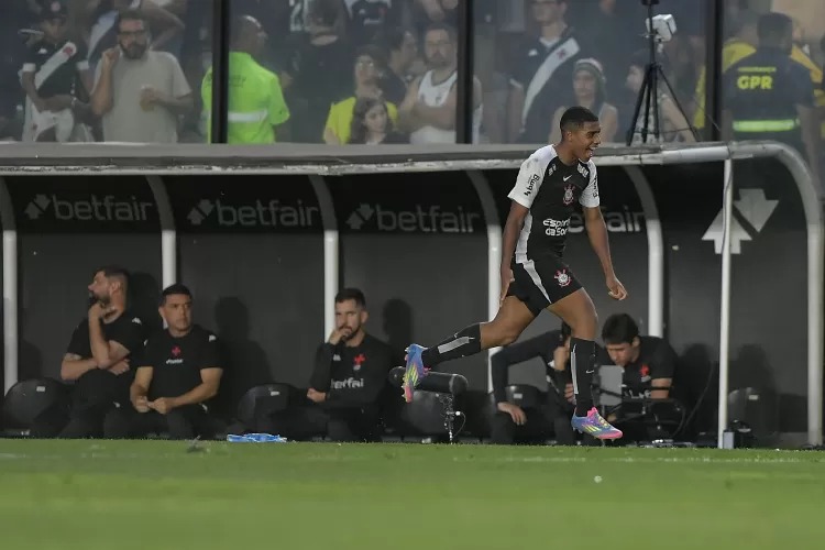 Corinthians vence Vasco com DNA da base e quebra jejum no Brasileiro