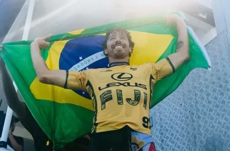 Yago Dora sobra na deciso, brilha em Fiji e  campeo mundial de surfe