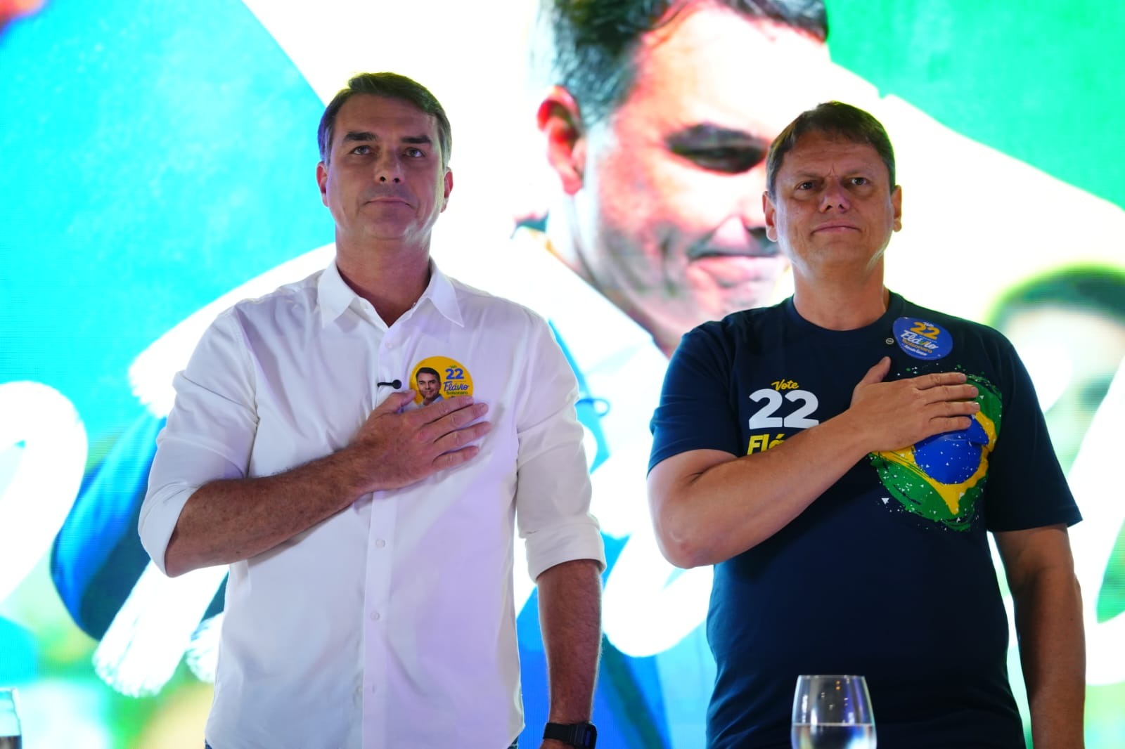 Tarcísio 'mergulha' na campanha em busca de 7 milhões de votos para eleger Flávio