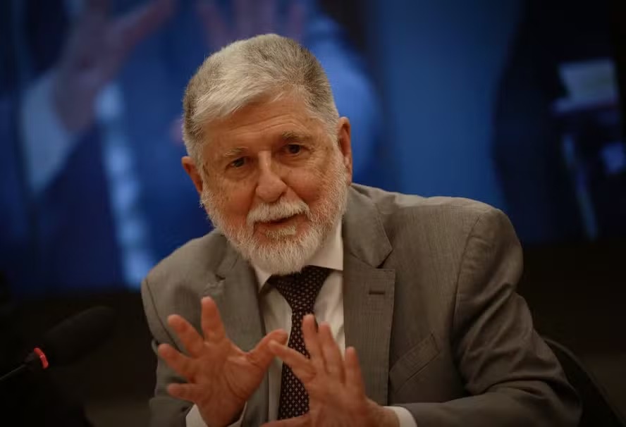 'Temos que defender a Amrica do Sul', diz Amorim em relao  mobilizao militar dos EUA no Caribe