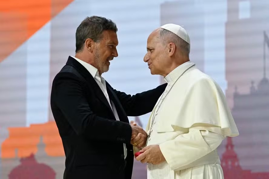 Antonio Banderas participa de evento com Papa Le�o XIV em Madri: 'Fui v�tima do feiti�o de Deus'