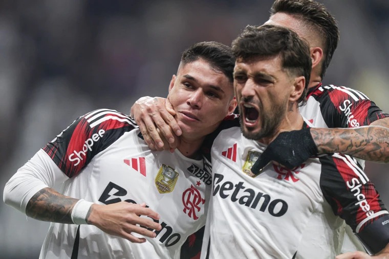 Flamengo aproveita derrapadas de Palmeiras e Cruzeiro e dispara na liderana do Brasileiro