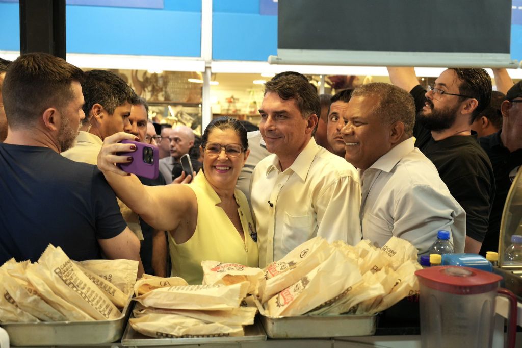 Sob Duda Lima, Fl�vio Bolsonaro afina discurso e encontra rumo para sua campanha