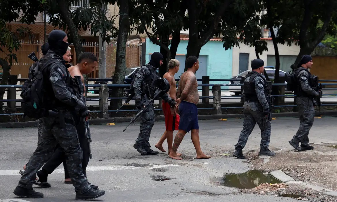 Operao no Rio contra faces criminosas registra 64 mortes