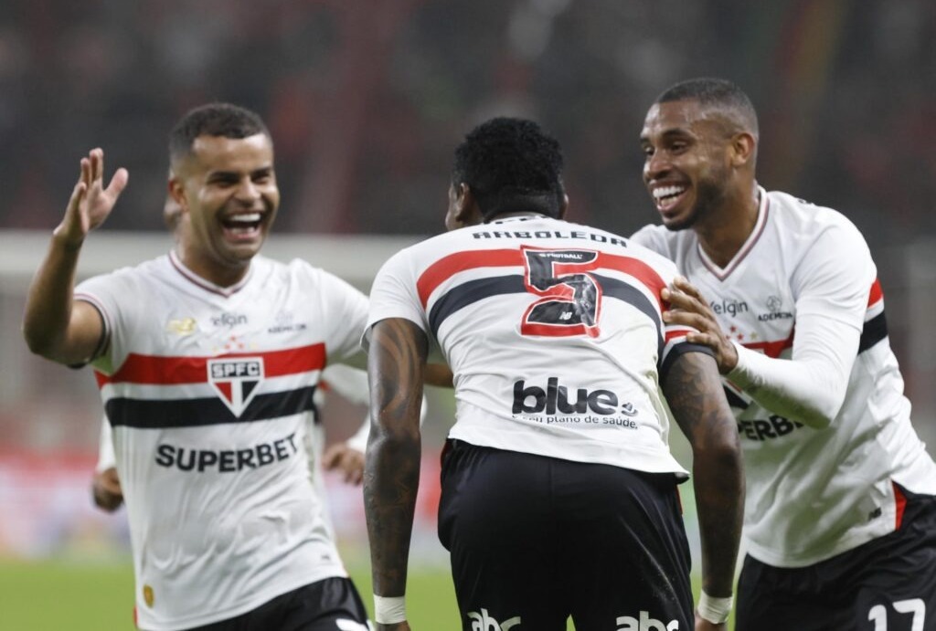 So Paulo vence mais uma a avana no Brasileiro; Santos joga hoje com Juventude