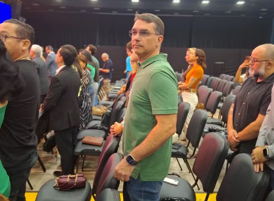 Fl�vio Bolsonaro admite que pode abandonar candidatura: 'Eu tenho um pre�o para isso'