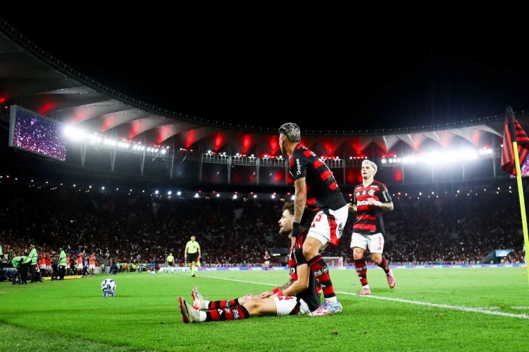 Com vit�ria do Flamengo e derrota do Palmeiras, briga pelo t�tulo do Brasileir�o volta a embolar