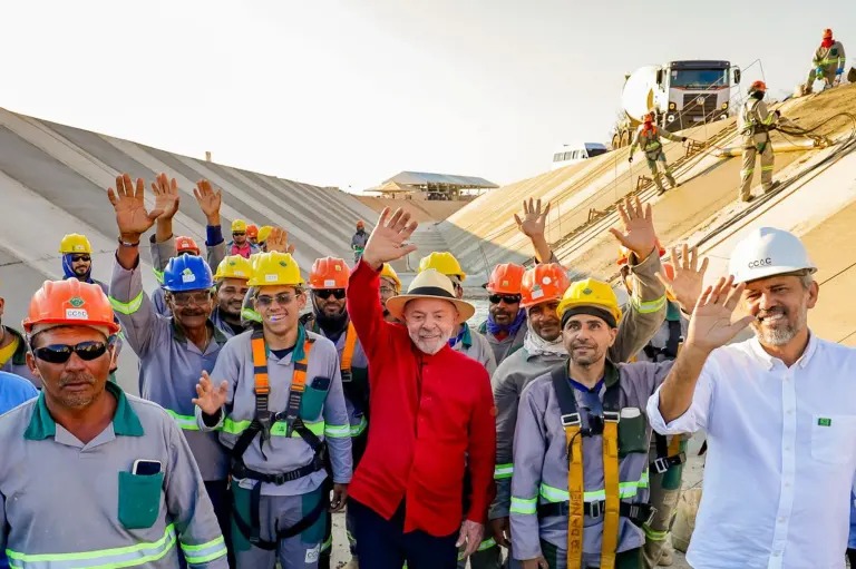 Pesquisas indicam que Lula deve mirar o centro e mostrar mais as realiza��es do 3� mandato