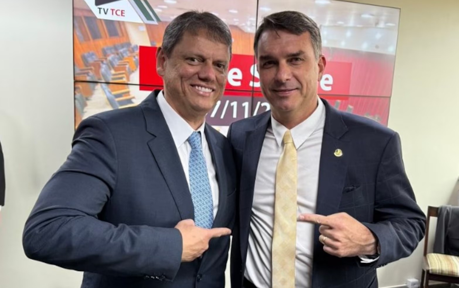 Fl�vio anuncia que Bolsonaro o escolheu como candidato a presidente da Rep�blica em 2026