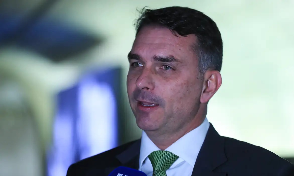 Mendon�a incluiu Fl�vio Bolsonaro como investigado no caso Dark Horse