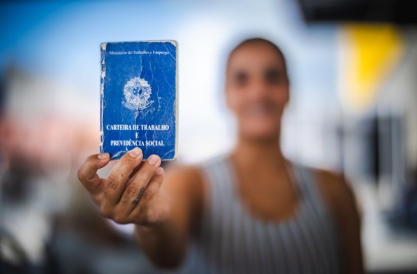 Desemprego cai para 5,3% no trimestre at� julho, e n�mero de pessoas ocupadas bate recorde hist�rico