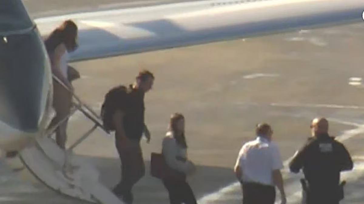 V�deo: avi�o com Fl�vio Bolsonaro e fam�lia pousa em Miami, mostra TV