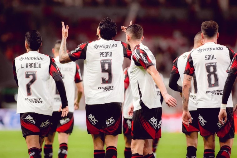 Flamengo vence e amplia liderana no Brasileiro, mas com o Palmeiras no seu encalo