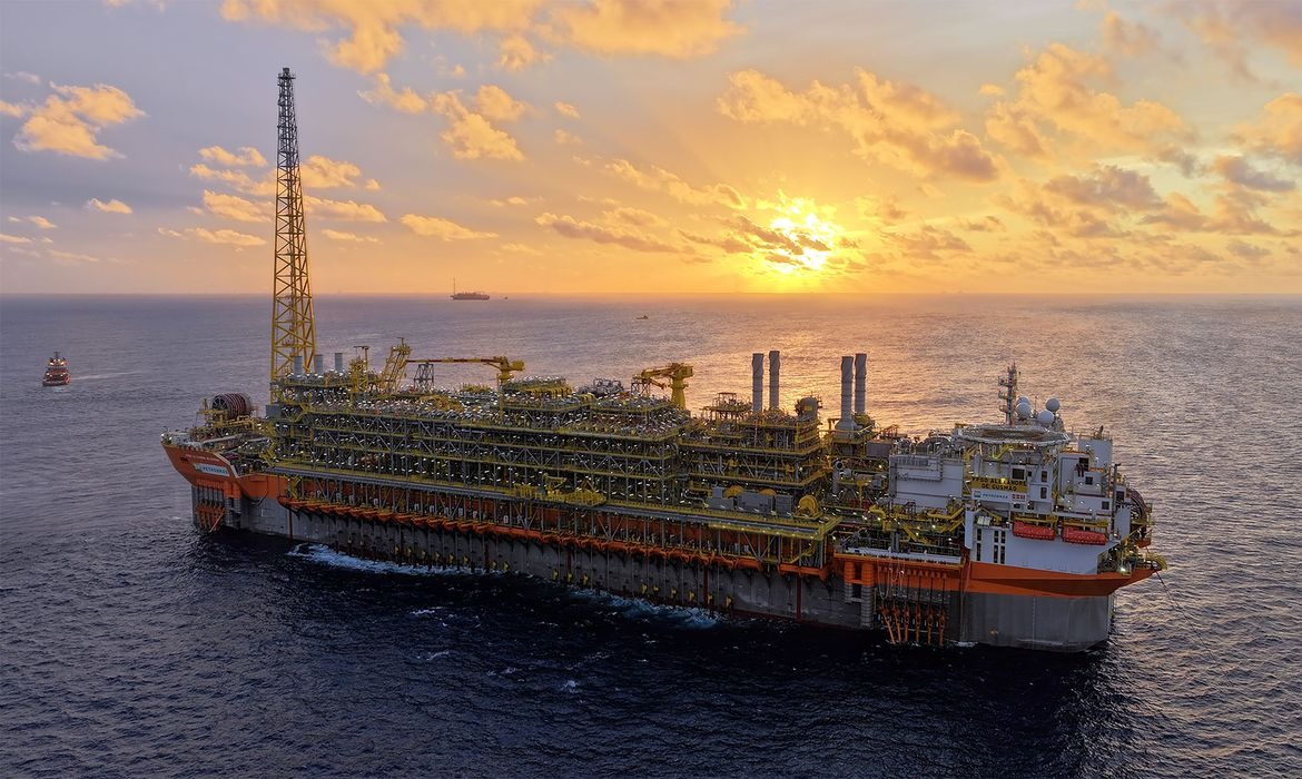 Navio-plataforma da Petrobras atinge produ��o m�xima no pr�-sal